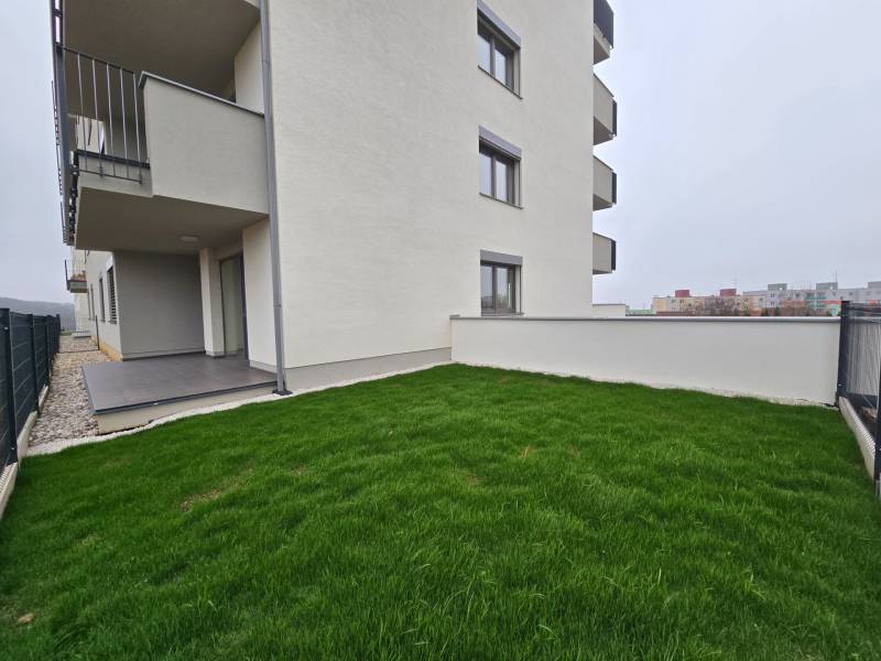 Transition from the terrace to the grassy garden at the 3-room apartment on Nad Suchým Dubom Street in Trenčín.