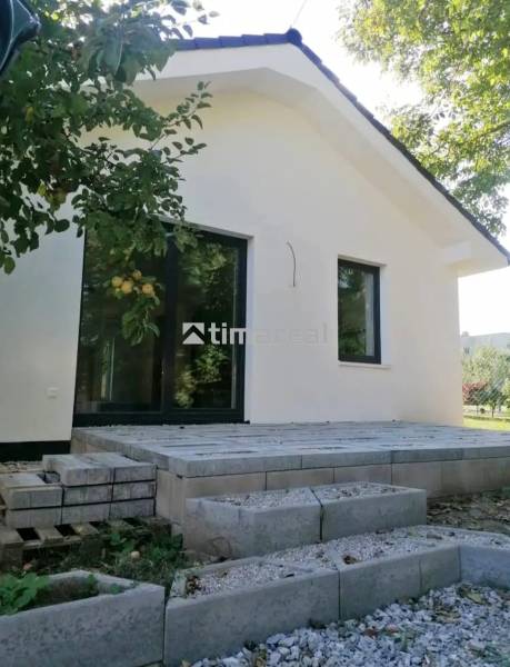 The garden and terrace of the family house in Kaplna with a challenge for completion.