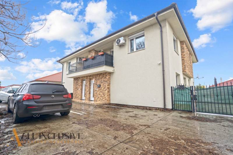 Exterior of a 3-room apartment in Vrakúňa with parking and stone cladding.