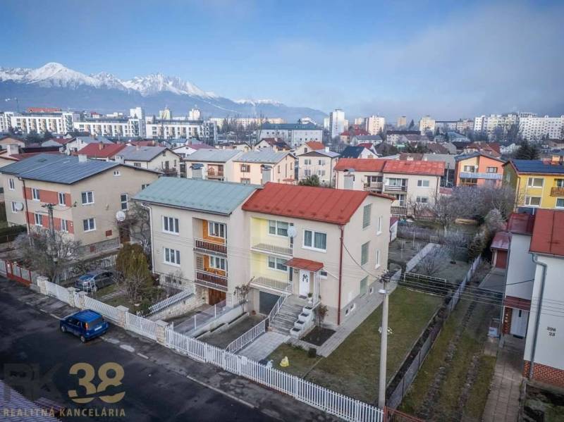 Family houses in Poprad with a view of the Tatras, surrounded by the city panorama.