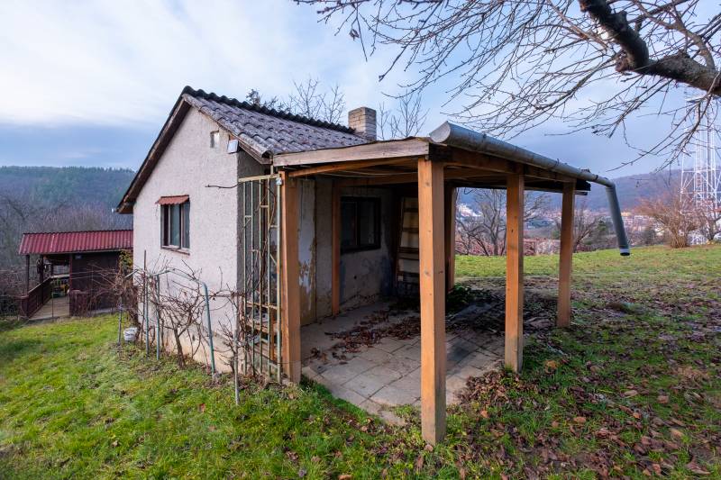 A cottage in the outskirts of Prešov surrounded by autumn nature and trees.