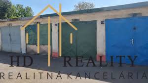 Garages on Hutníkov Street in Žiar nad Hronom, with the logo of the real estate agency HD Reality.