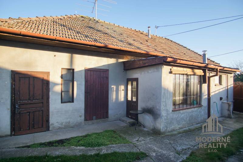 Family house on Pod kopcom Street in Nové Zámky with an old tile roof.