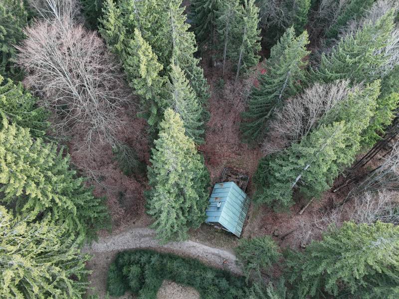 Aerial view of a cabin surrounded by forest in the town of Krpáčovo on Krpáčovo Street.