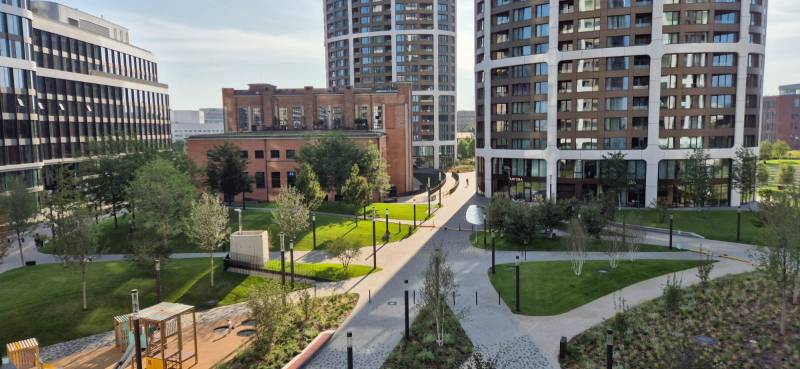 Modern buildings and greenery on Bottova Street in Bratislava, near 2-room apartments.