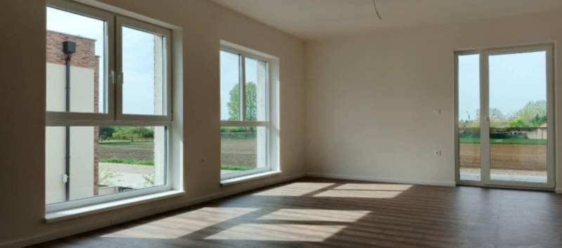 In the 3-room apartment, you will find a bright room with large windows and a floor with a wooden decor.