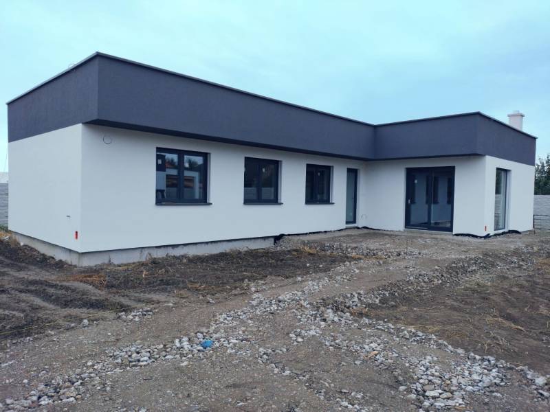 A family house in Žihárec with a flat roof and a light facade.