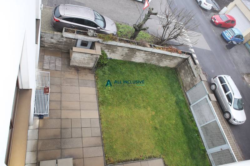 A view from above of the garden and terrace of a family house with parking on Súľovská Street.