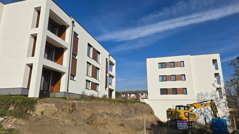 A new building with wooden elements on Banka Street in Piešťany. There is also heavy machinery present.