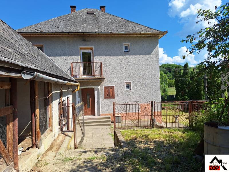 A family house in Šíd with two floors, a balcony, and a yard.