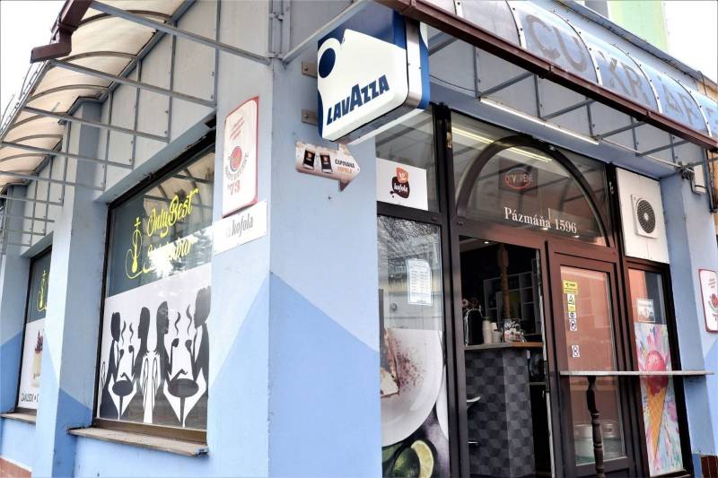 The exterior of commercial premises in Šaľa with café motifs on the display window.