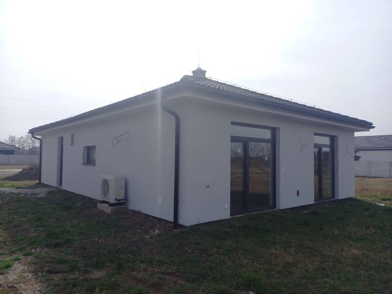 A family house in Galanta with a white facade and windows with glass blocks.