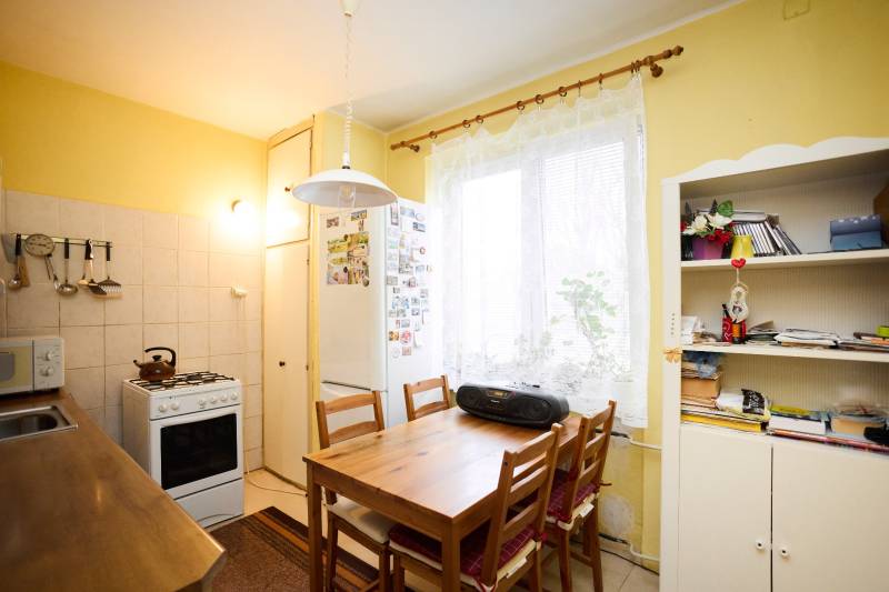 Kitchen in a 3-room apartment with a table, chairs, and a kitchen unit.
