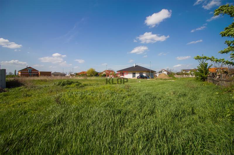 Kúpte si SVETLÝ, TICHÝ stavebný pozemok s IS a OPTIMÁLNOU ROZLOHOU