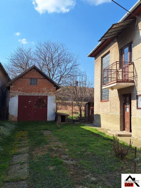 A family house in Tachtoch with an adjacent garage and garden in a peaceful location.