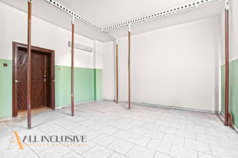 Empty room with wooden support columns in a family house.