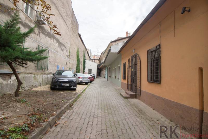 Courtyard with a parking area on Kováčska Street in Košice – Staré Mesto district.