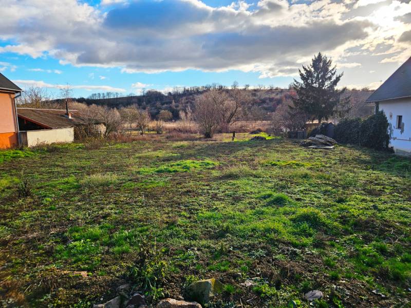 Land for residential use in the village of Čifáre on Čifáre Street, with a grassy surface and surroundings.
