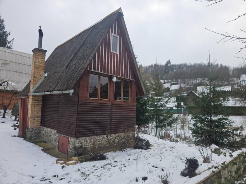 A cabin in Lieskovec near Dubnica nad Váhom with wooden walls and a snowy surroundings.