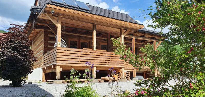 Wooden cottage on Hviezdoslav Street in Tisovec with a wooden terrace and garden.