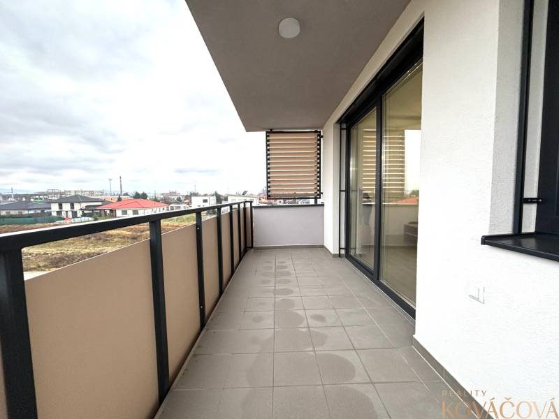 The balcony of a 3-room apartment on Vladimíra Predmerského in Trenčín with a view of the surroundings.
