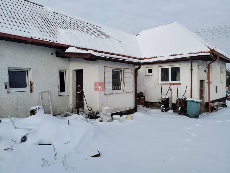 Family house on Hájska Street in Martin, snowy view of the yard and roof.