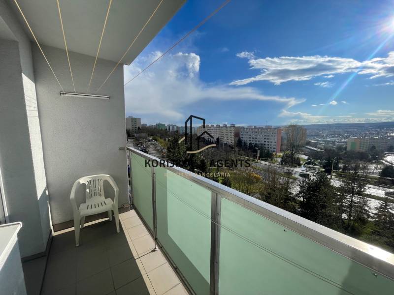 The balcony of a 3-room apartment on Fábryho Street in Košice with a view of the surroundings.