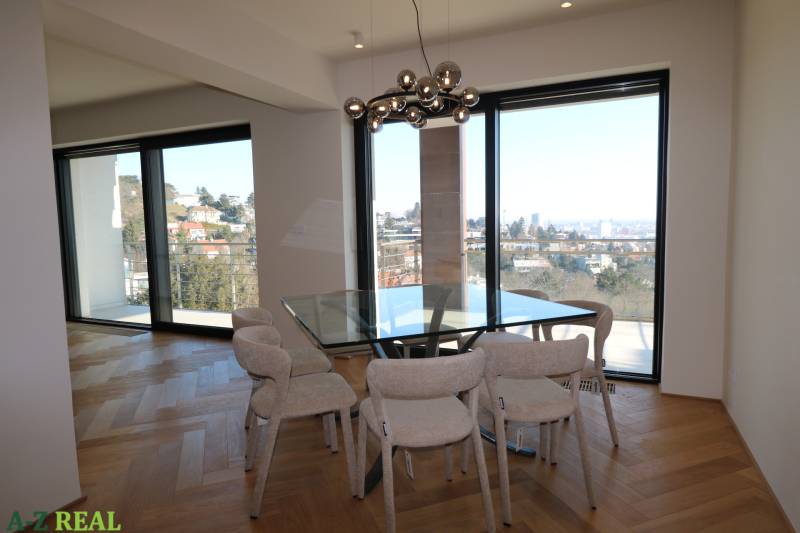Dining room in a 4-room apartment with a glass wall and a floor with a wood decor.