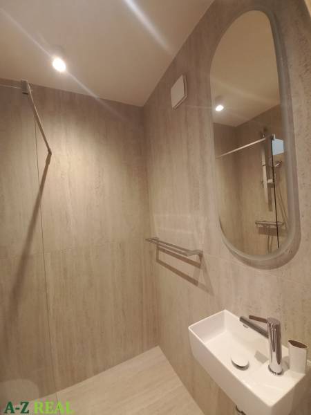 Bathroom with a shower and a sink in a 4-room apartment.