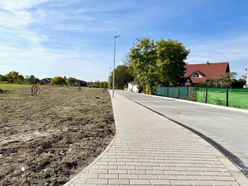Land in Malinovo on Malinovo Street, suitable for residential use, near a paved road.