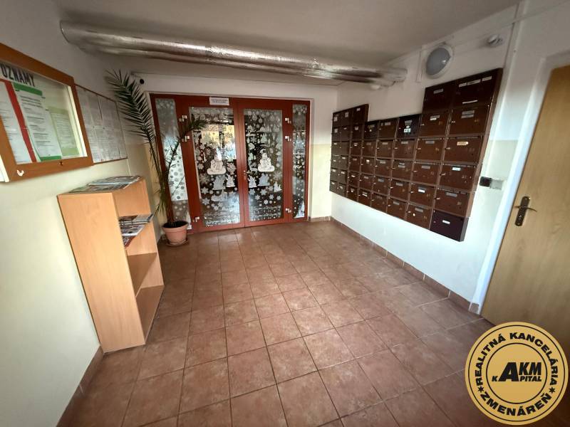 Entrance hall with mailboxes and shelves in a 3-room apartment, tiled floor.