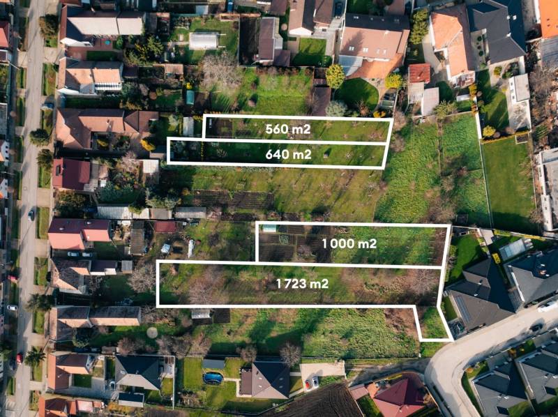 Aerial view of residential plots of various sizes in Vlčkovce.