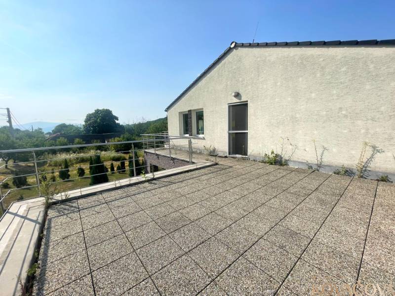 The terrace of a family house in Melčice-Lieskové with a view of the garden and surroundings.