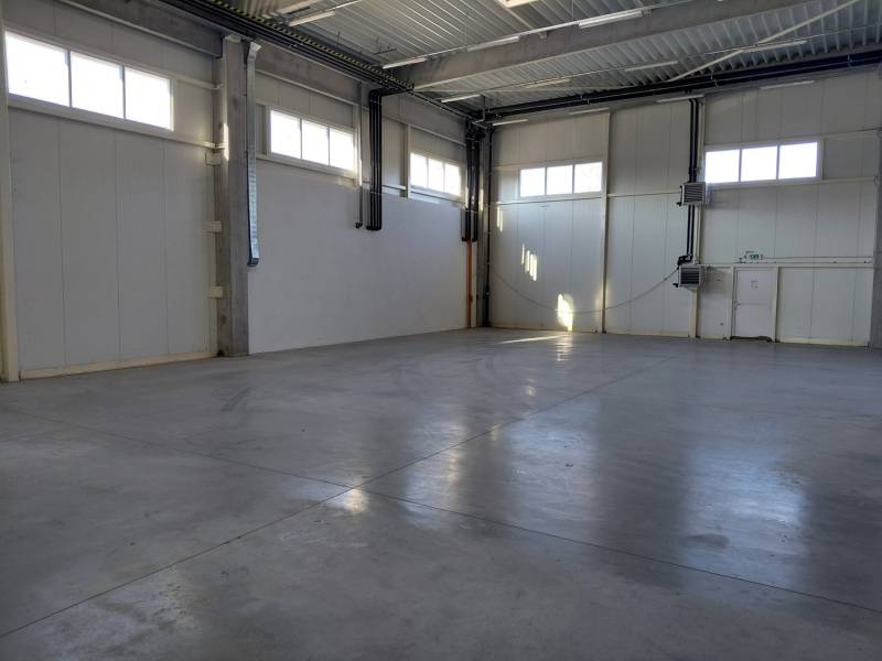 A view into an empty hall with light walls in warehouses and halls.