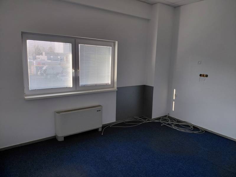 Room in Warehouses and Halls, blue carpet, blinds on the window, cables by the wall.