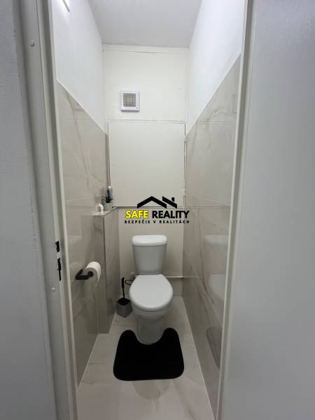 Bathroom in a 3-room apartment with ceramic tiles and sanitary ware.