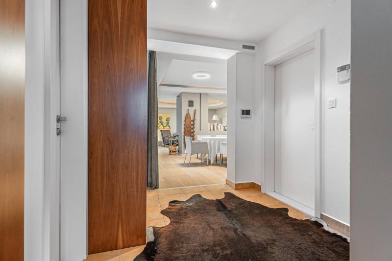 Entrance hall with tiles and a fur rug in a 4-room apartment.