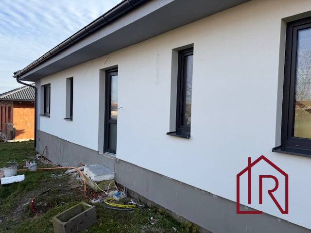 A family house in Bretejovce with a white facade and plastic windows.