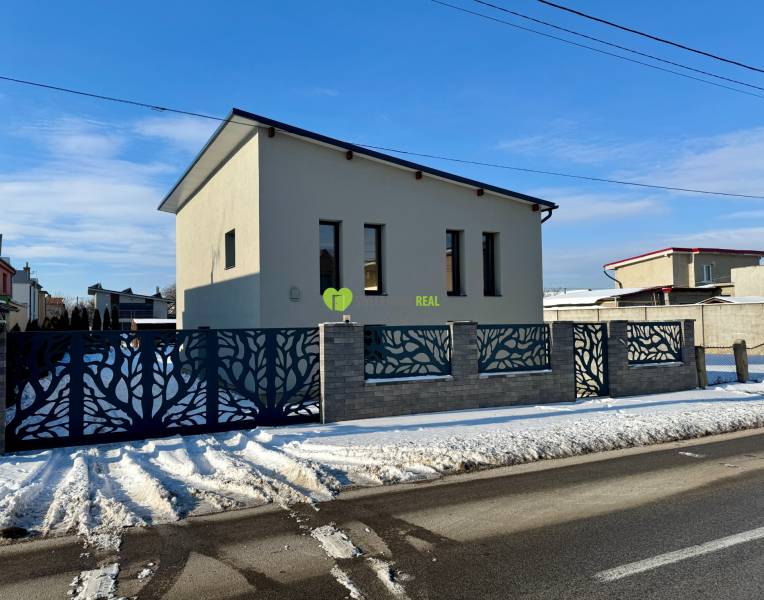 The family house on Gyňovská Street in Čaňa has a modern fence and a snowy road.