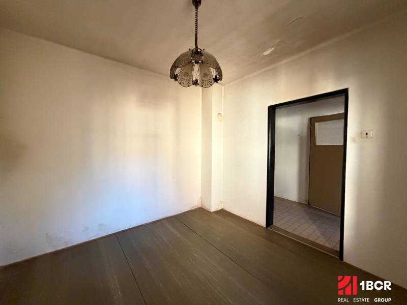 Interior of a family house with a wooden decor floor and a pendant lamp.