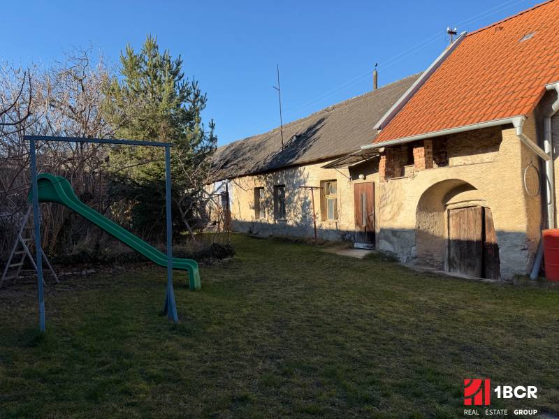 The garden of a family house on Bratislavská Street in Svätý Jur with a waterslide.