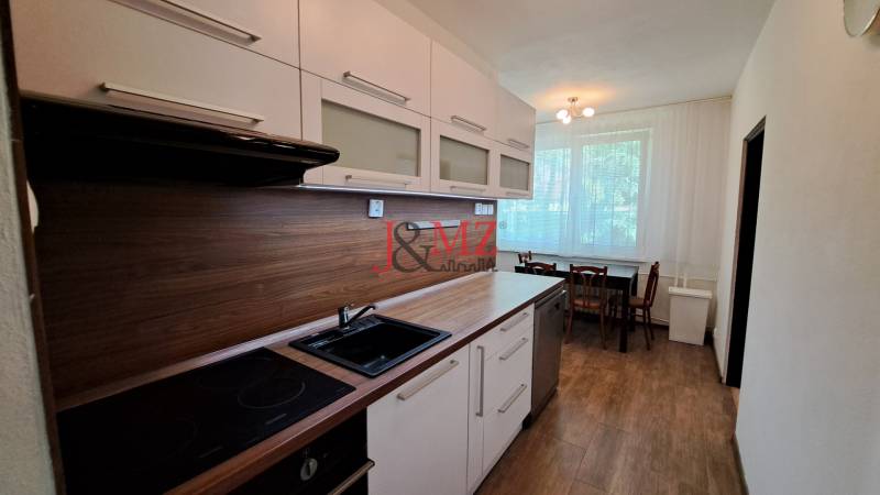 A kitchen unit with a dining table in a 2-room apartment.