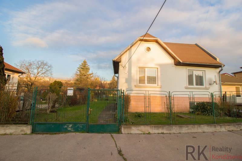 A family house on Člnková Street in the Džungľa district, Košice, surrounded by greenery.