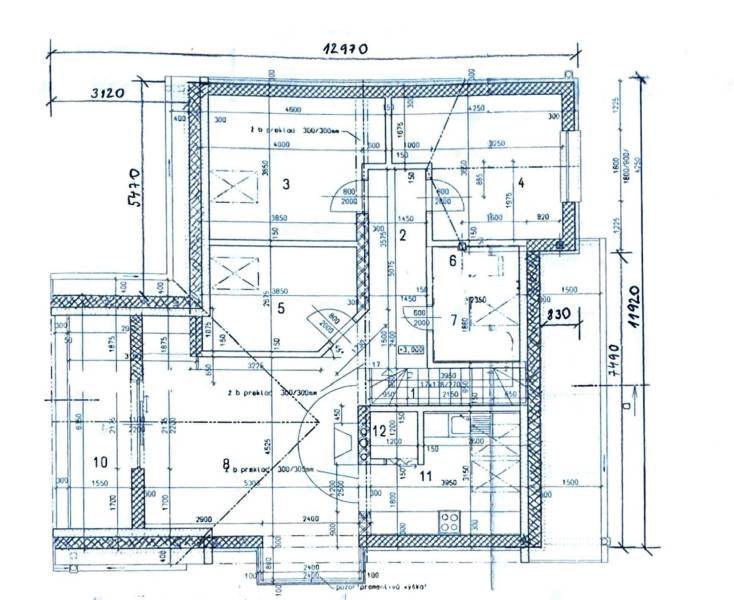Floor plan of a family house with the layout of rooms and exact wall dimensions.