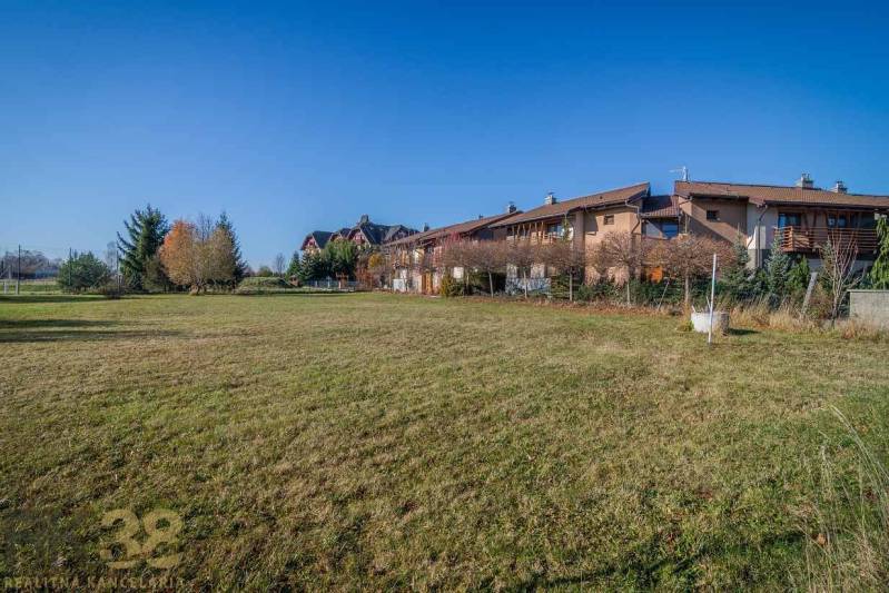 Family houses surrounded by greenery in Veľká Lomnica, suitable for residential plots.