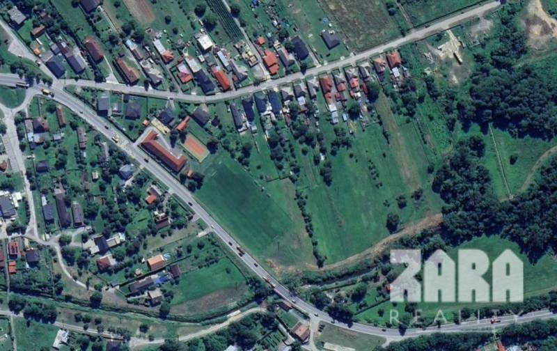 Aerial view of residential plots in Svinica, with plenty of greenery.
