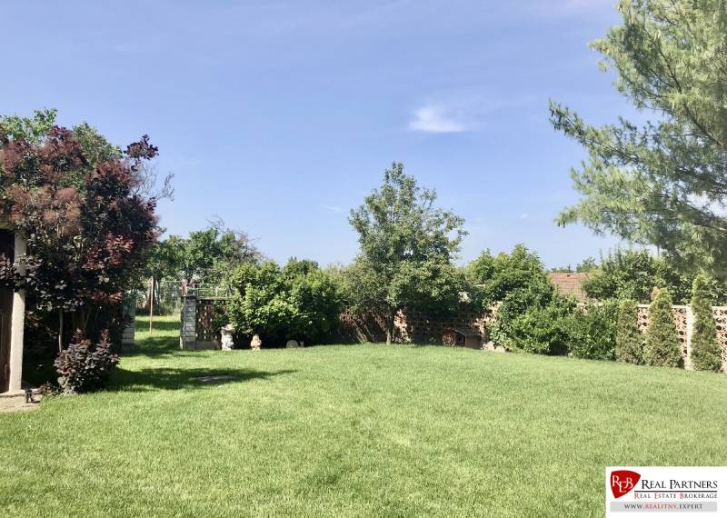 A garden in Most pri Bratislave with greenery and trees, suitable for relaxation.