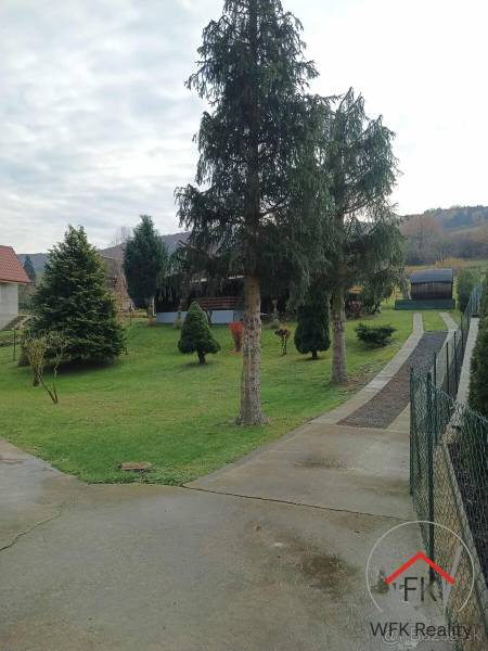 A garden in Jasenovce on Jesenovce Street, surrounded by trees, designated for living.