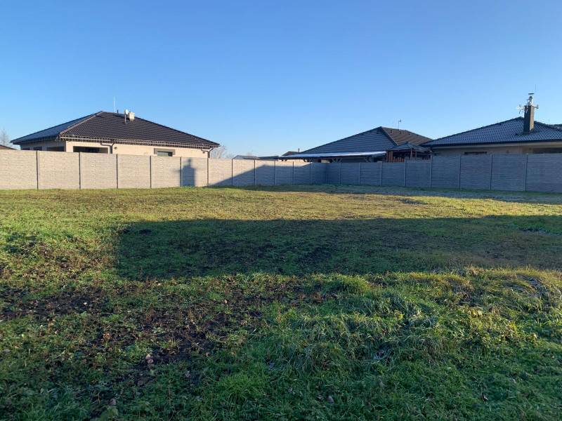 A residential plot in Malé Leváre with a grassy surface and surrounded by fences.