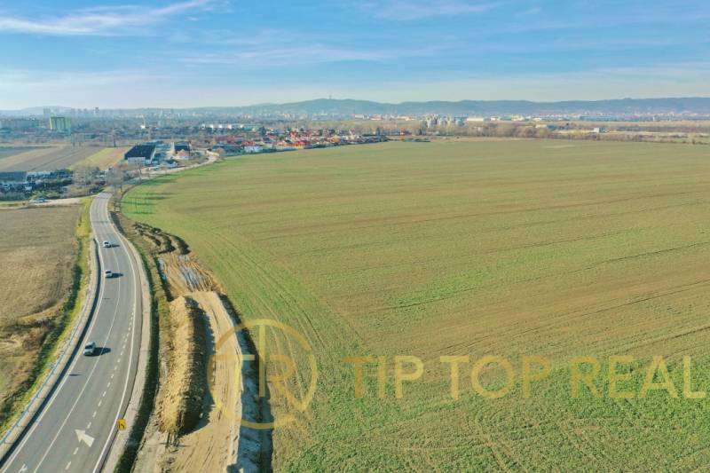 Plots - housing on Ráztočná Street in Bratislava - Vrakuňa with a view of nature.